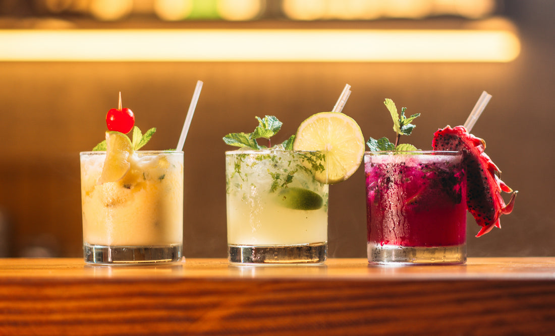 Prosecco Cocktails in Gläsern auf der Bar